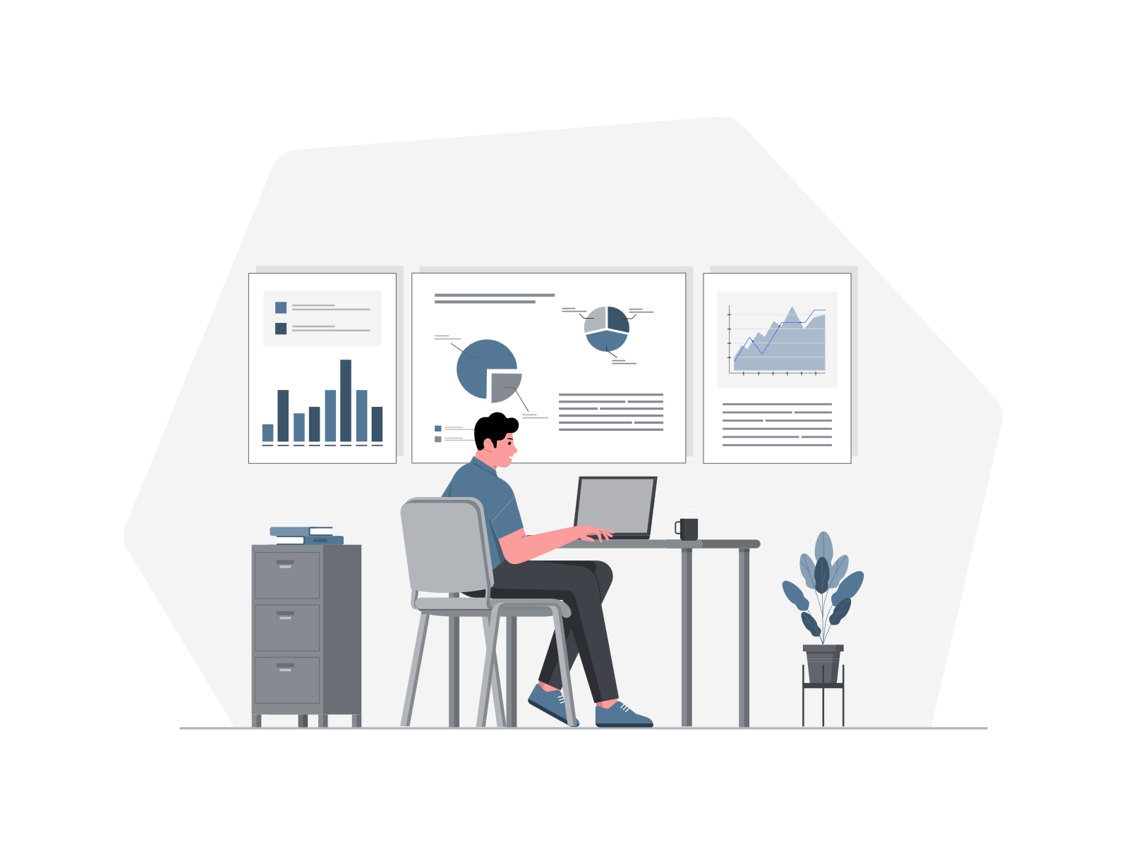 בחור יושב ליד שולחן מול מחשב